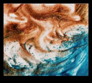 الواقعية في الانسجام: تفاعل العناصر في التركيب الفني