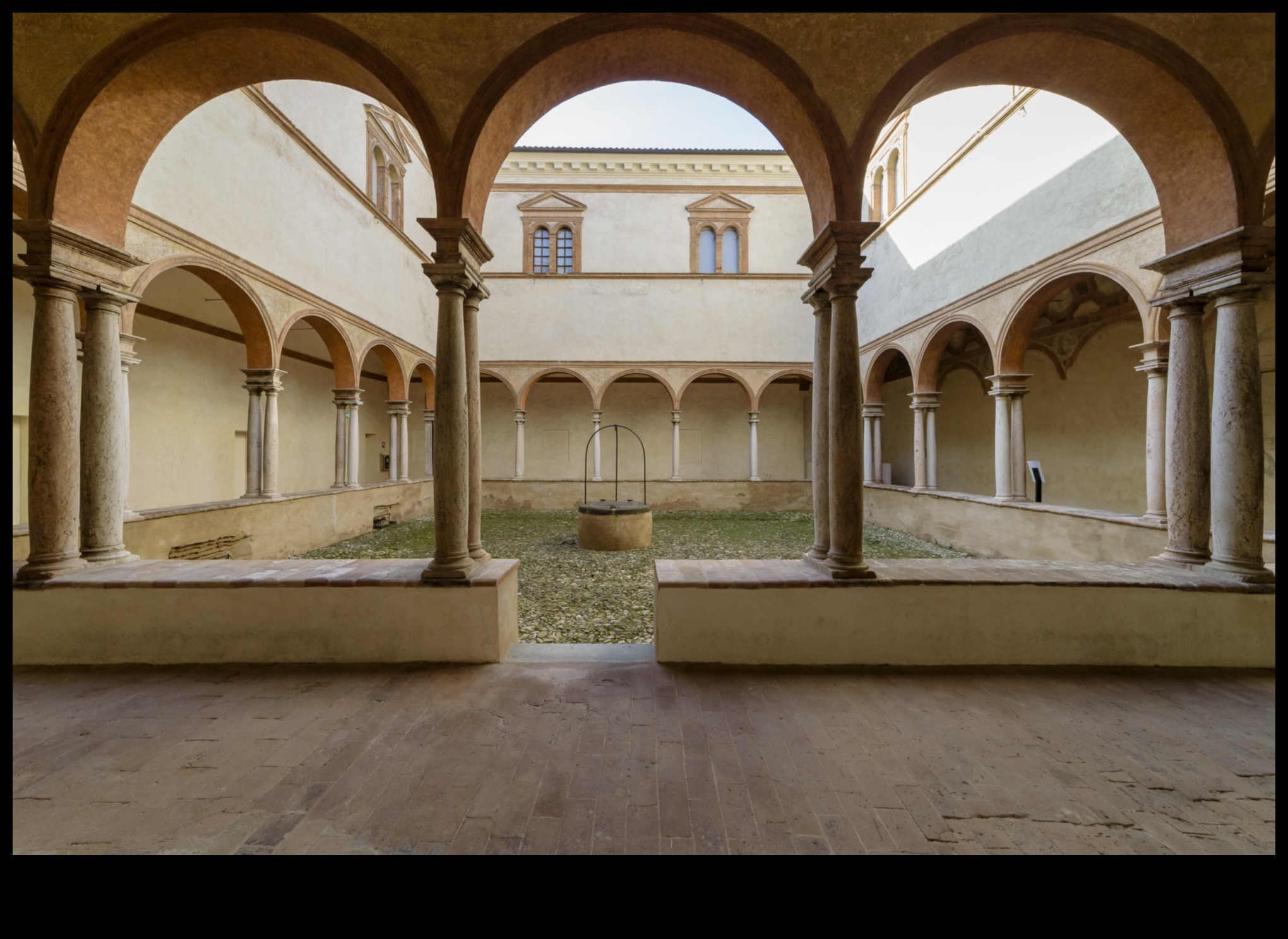 الممرات الفنية: استكشاف الجمال المعماري في الأديرة الباروكية