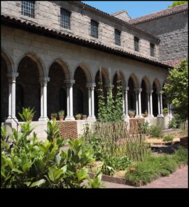 الممرات الفنية: استكشاف الجمال المعماري في الأديرة الباروكية