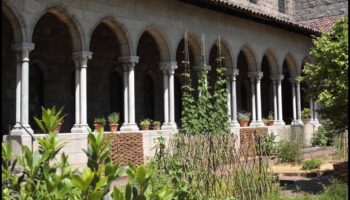 الممرات الفنية: استكشاف الجمال المعماري في الأديرة الباروكية