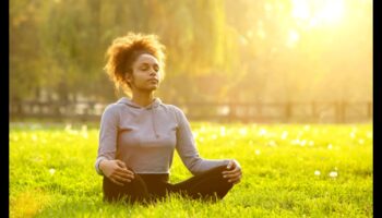 الحياة المبهجة: التأثيرات الإيجابية للتأمل على الصحة العاطفية