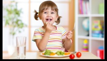 نكهات الطفولة: استكشاف خيارات تغذية الأطفال