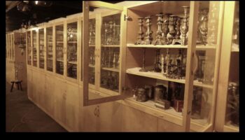 شهود صامتون: التحف القديمة كشهادات على الزمن